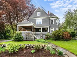 Gracious Queen Anne-style Gem