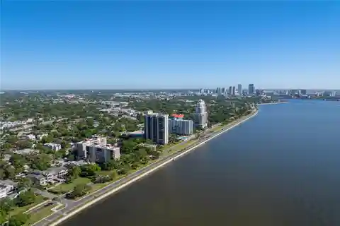 Spacious Penthouse in a Lovely Community