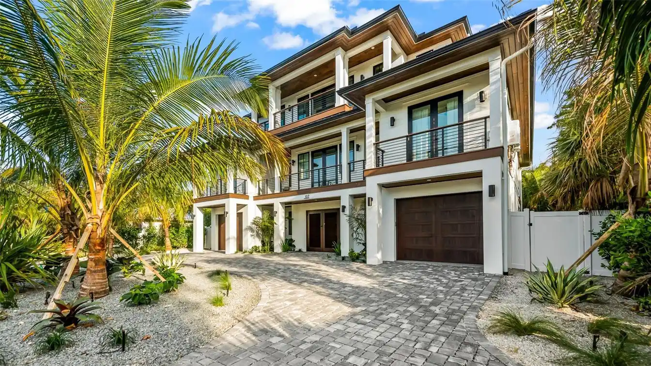 Gorgeous Luxury Home Steps to the Beach