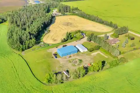 Private Estate Featuring Multiple Outbuildings and Residences