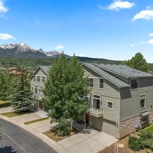 RARE END-UNIT TOWNHOME IN PRIME LOCATION