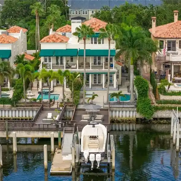 THE PINNACLE OF CASUAL SOPHISTICATION ON HARBOUR ISLAND