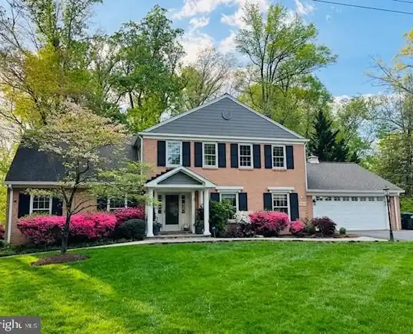 EXCEPTIONAL CUSTOM HOME ON A BEAUTIFUL ACRE