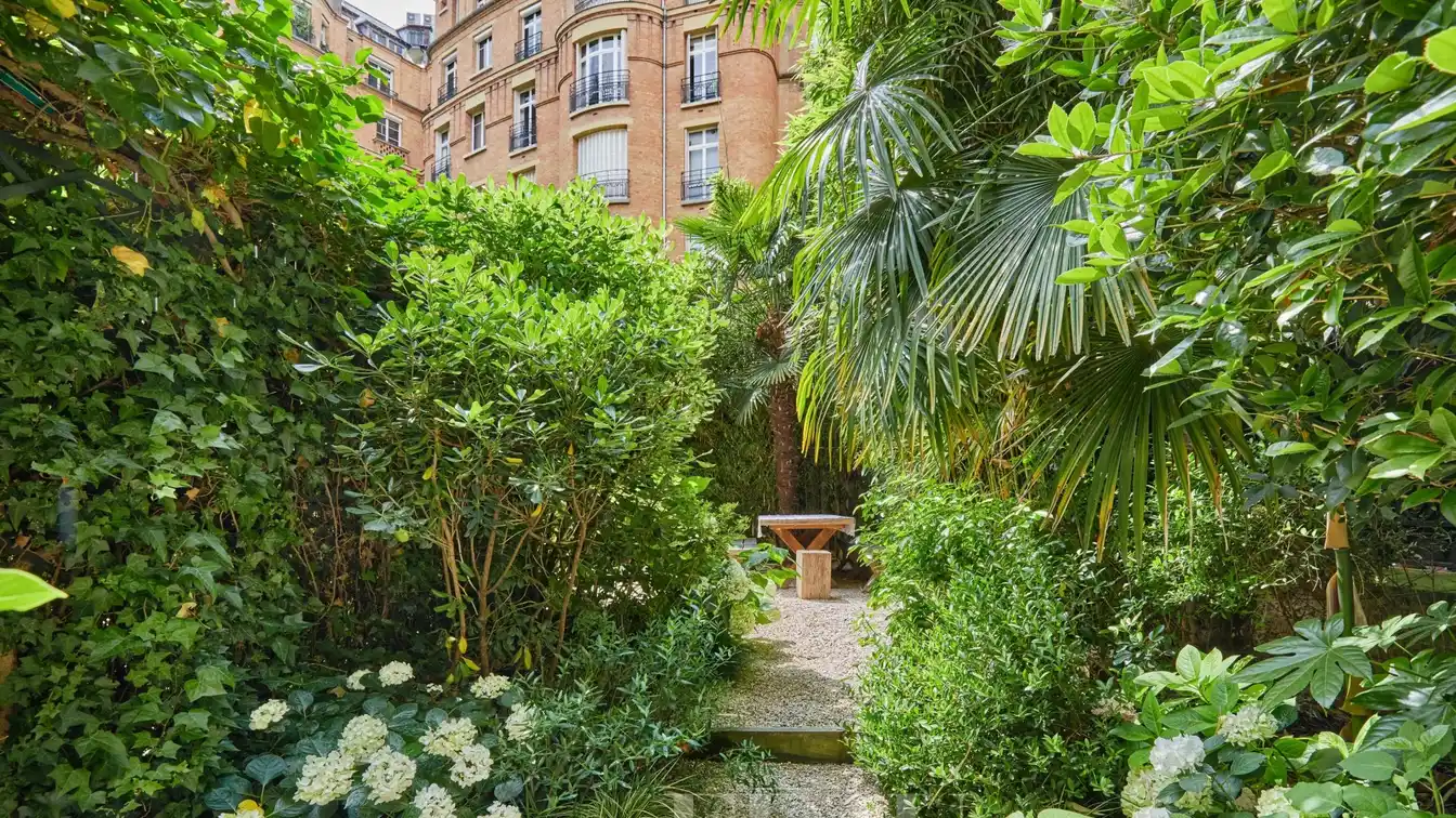 Bright and Spacious Apartment Opening to Garden