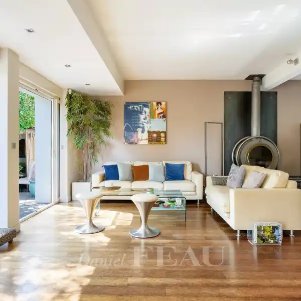 EXCEPTIONAL HOME IN A GREEN SETTING