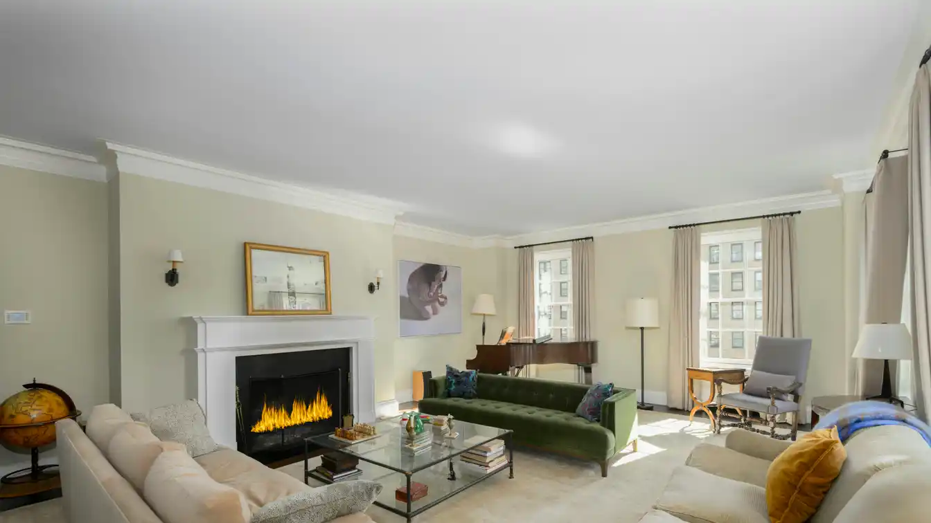 12-room Classic in Elegantly Renovated Condition