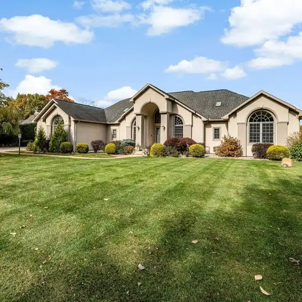 LUXURY WATERFRONT LIVING NEAR NOTRE DAME