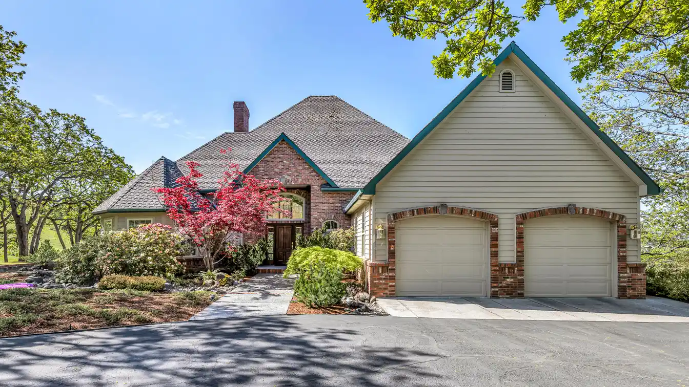 Elegance and Comfort in Sun Ridge Estates