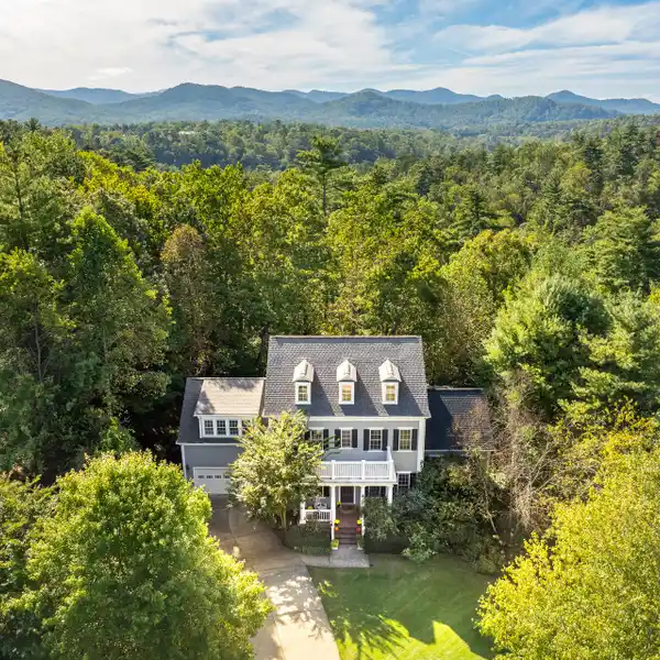 CONVENIENT LUXURY IN A SCENIC SETTING