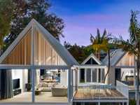 WATERFRONT SINGLE-LEVEL SHOWSTOPPER