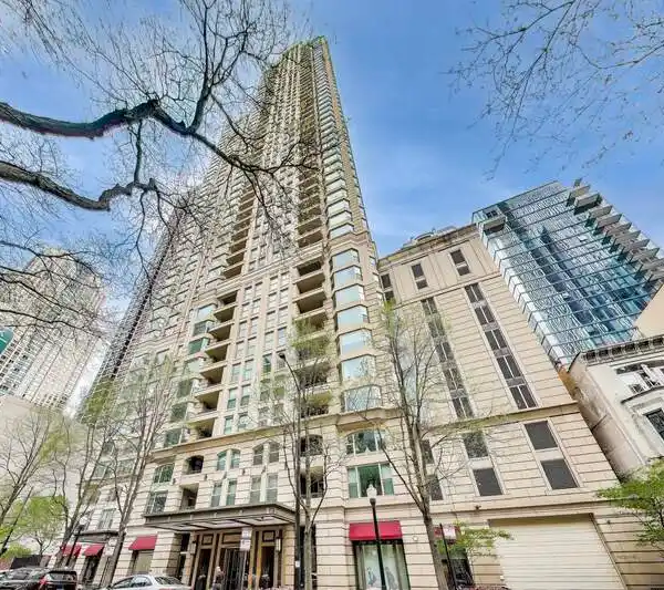 CHIC CITY VIEWS FROM DUAL BALCONIES