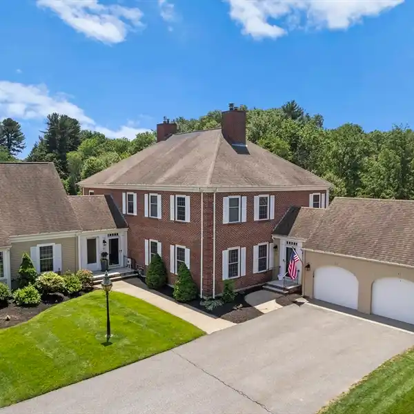 BEAUTIFULLY RENOVATED HUNTERS RIDGE TOWNHOME