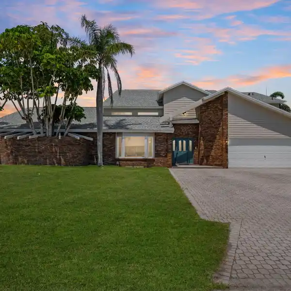 IMPRESSIVE WATERFRONT GEM