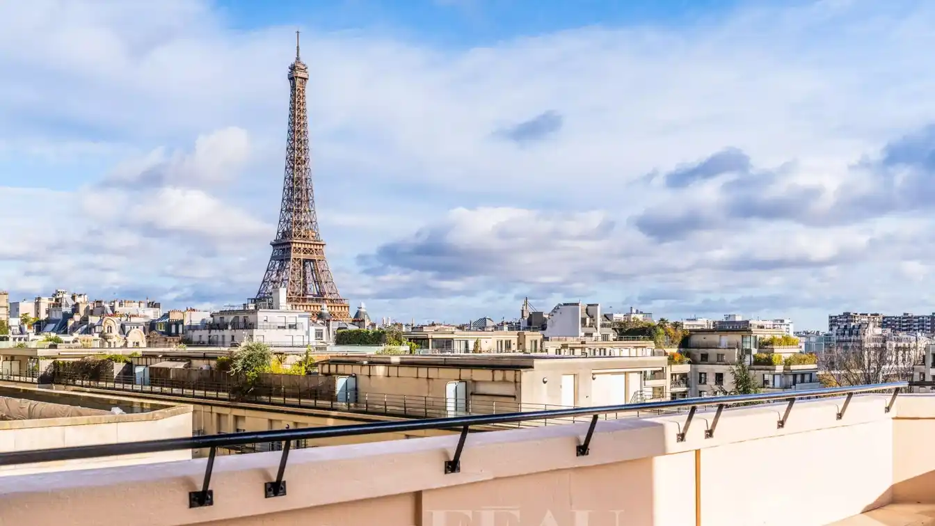 Meticulously Renovated Ground Floor Apartment in an Iconic Building