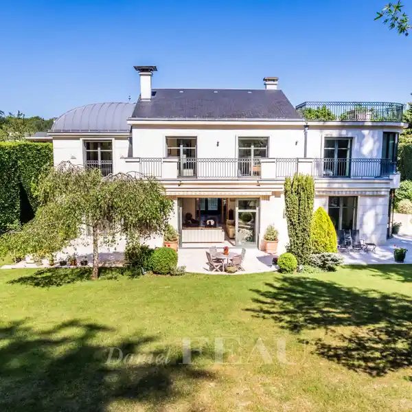BEAUTIFULLY APPOINTED PROPERTY ON A PRIVATE STREET