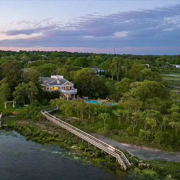 POST MODERN HOME ON PRIVATE WATERFRONT