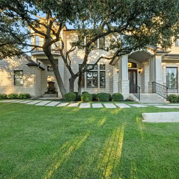 LUXURIOUS LAKEWAY HOME