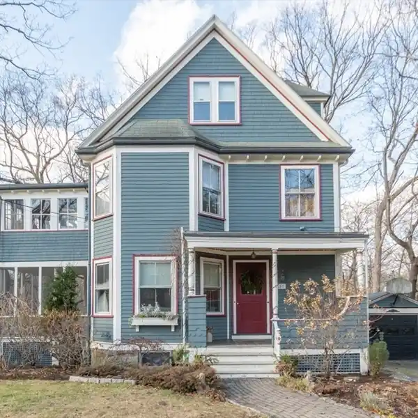 FANTASTIC NEWTON HIGHLANDS HOME WITH ACCESSORY UNIT