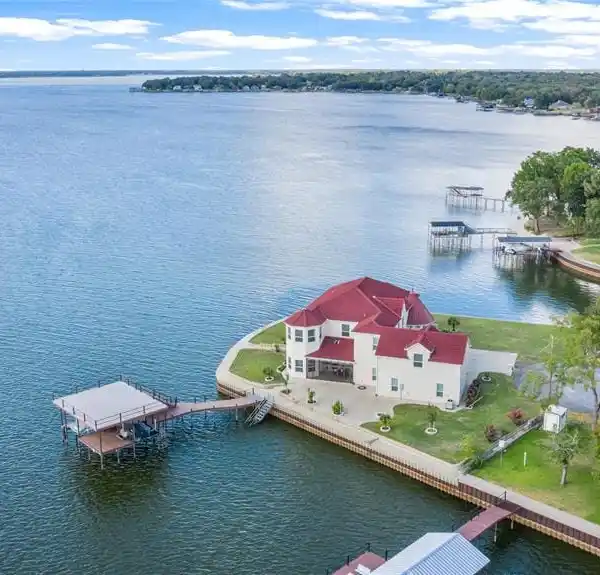 BREATHTAKING WATERFRONT PROPERTY