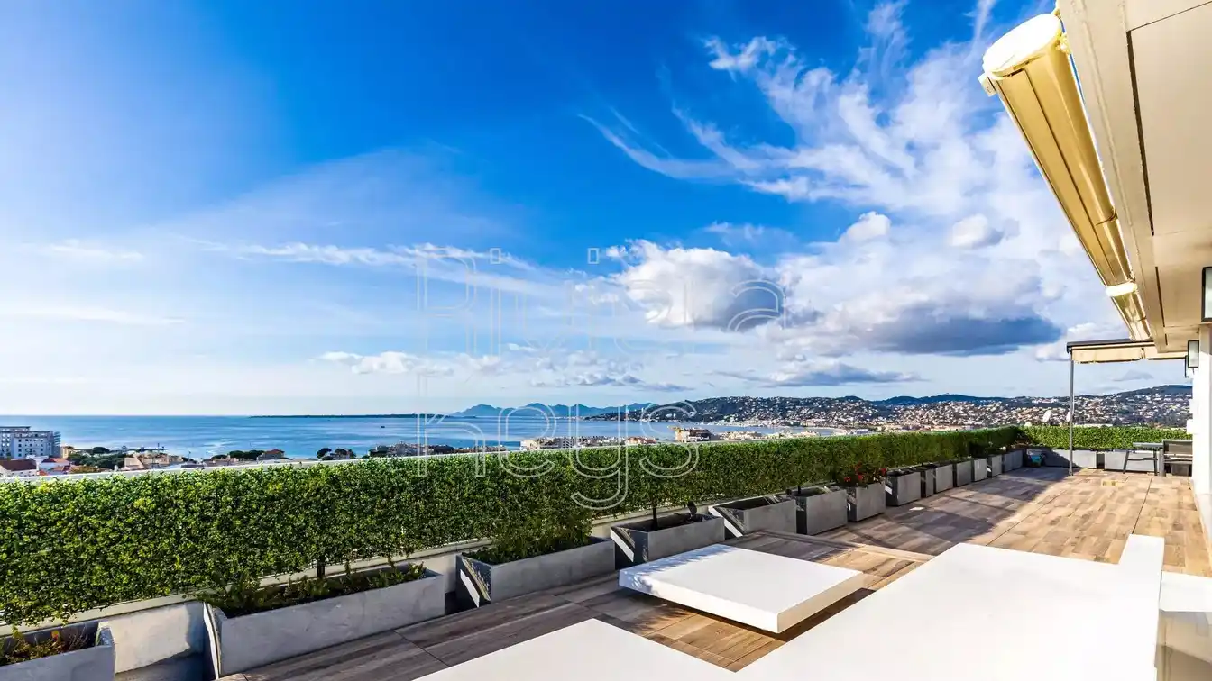 Penthouse Apartment with Panoramic Sea Views