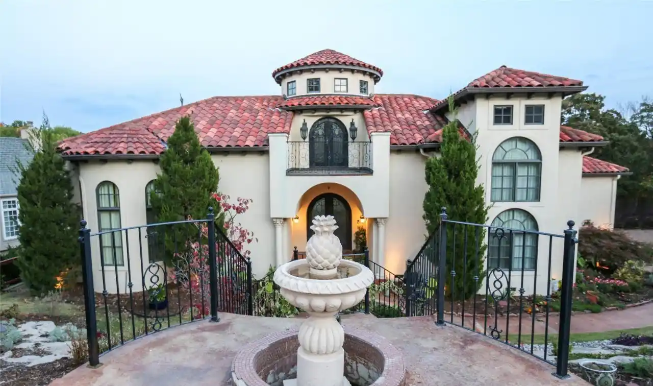 Mediterranean-style Showcase at the Entrance to Signal Hill