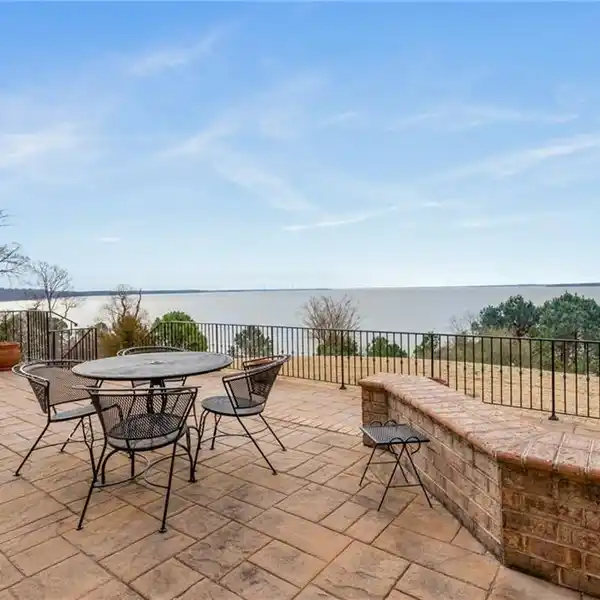 BEAUTIFUL LUXURY HOME ON THE JAMES RIVER