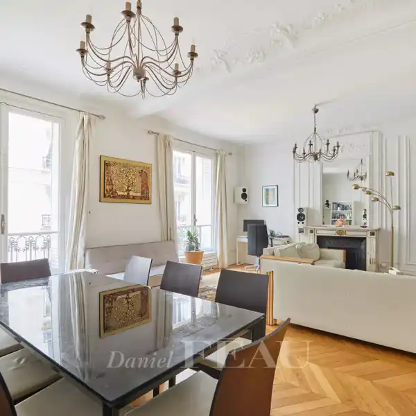SPACIOUS SOUTH-FACING APARTMENT IN HISTORIC BUILDING