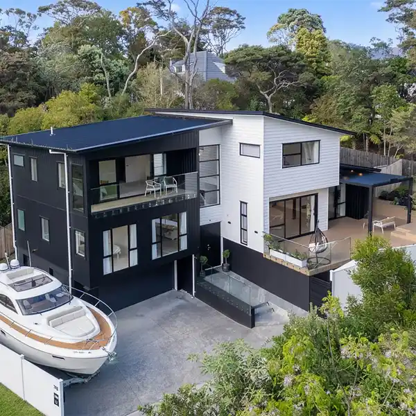 WATERFRONT ELEGANCE WITH BESPOKE MODERN DESIGN