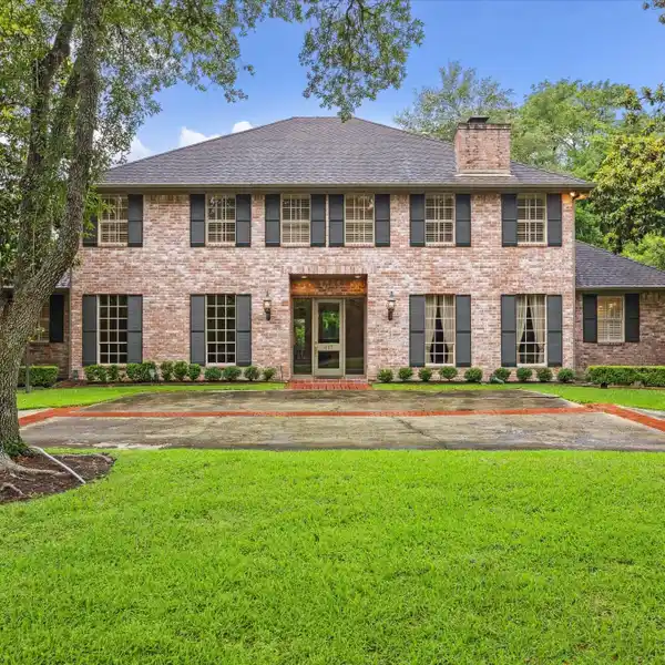 INVITING TRADITIONAL STYLE HOME
