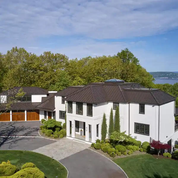 HILLTOP HOME WITH BREATHTAKING VIEWS