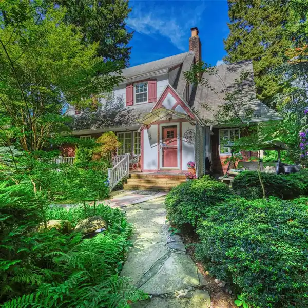 UNIQUE OPPORTUNITY IN GREAT NECK ESTATES