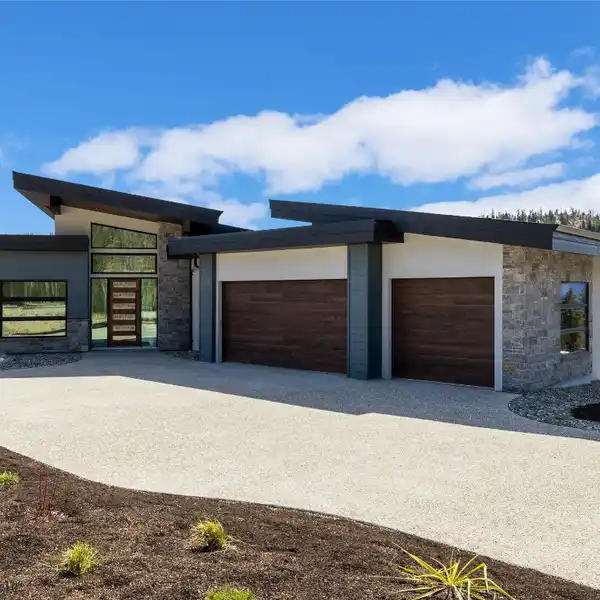 LUXURY RESORT-STYLE RESIDENCE