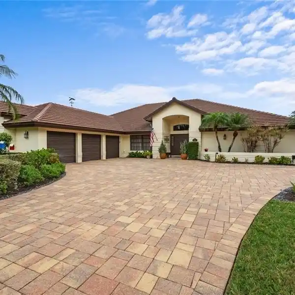 ONE-OF-A-KIND RESIDENCE IN WILDCAT RUN GOLF AND COUNTRY CLUB