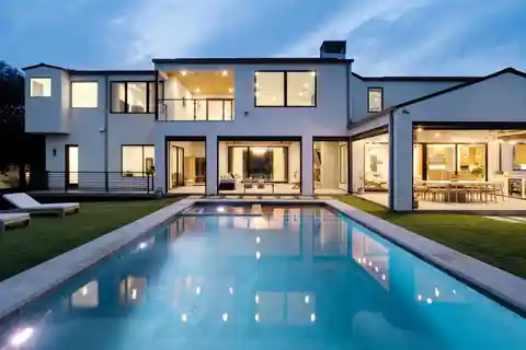 Striking Modern Residence Above It All