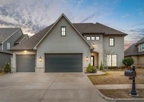 GORGEOUS TRANSITIONAL STYLE HOME IN GATED WIND RIVER CROSSING