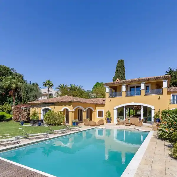 ELEGANT VILLA IN A PEACEFUL SETTING