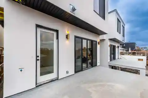 Elegant New Build in Desirable Neighborhood