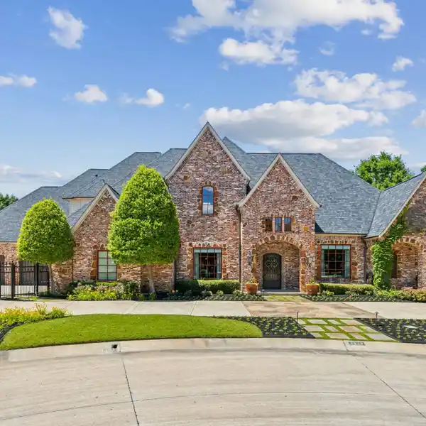 EXTRAORDINARY CUSTOM-BUILT ESTATE