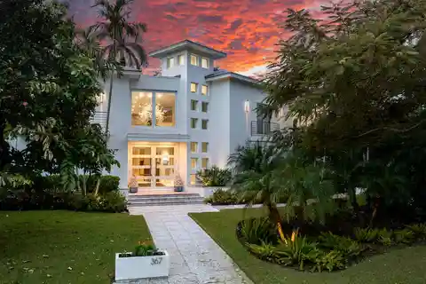 Elevated Position in Olde Naples