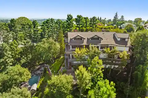 Beautiful Celebrity-pedigreed Estate