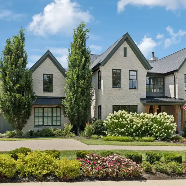 DESIGNER ELEGANCE WITH RESORT-STYLE AMENITIES