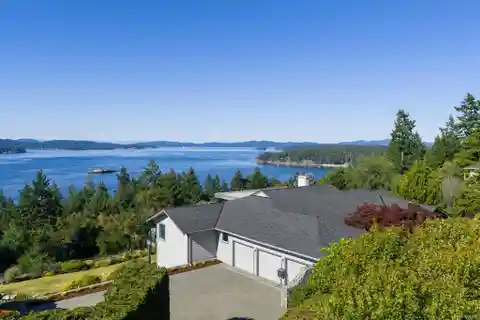 Elegantly Appointed Home Atop Cloake Hill