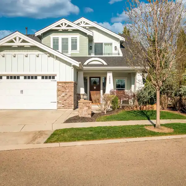 COASTAL BUNGALOW IN GATED LAKEMOOR