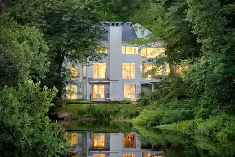 Contemporary Retreat Beside a Peaceful Pond