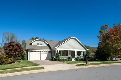 Beautifully Appointed Like-new Cottage