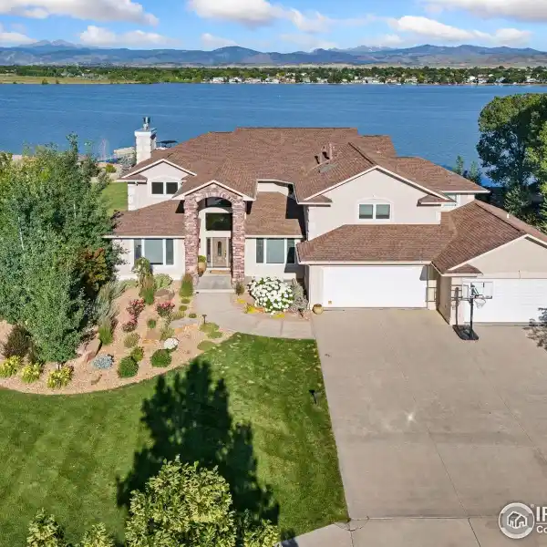 THE ULTIMATE IN LUXURY LAKEFRONT LIVING