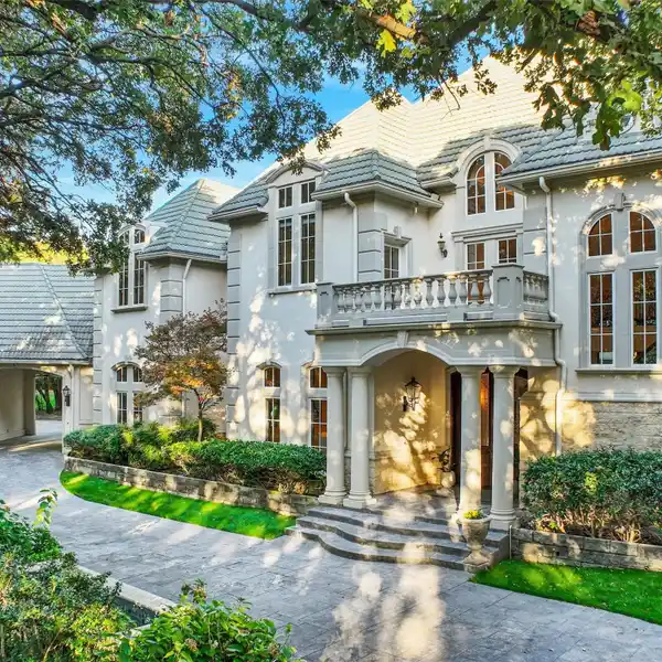 EXQUISITE ESTATE ON PRESTIGIOUS WYCK HILL LANE