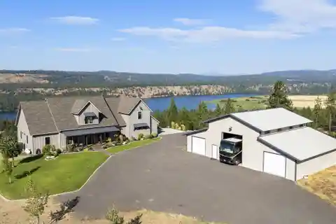 Stunning Property with Sweeping Views