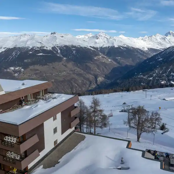 ENCHANTING SKI SETTING