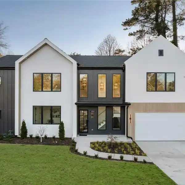MODERN NEW CONSTRUCTION IN IDEAL LOCATION
